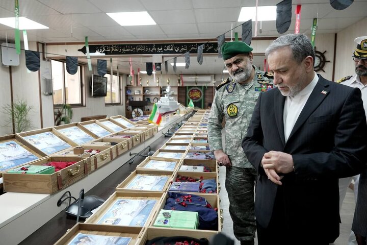 عراقچی با فرمانده نیروی دریایی ارتش دیدار کرد/ بازدید از نمایشگاه یادگارهای شهدای ناو دنا