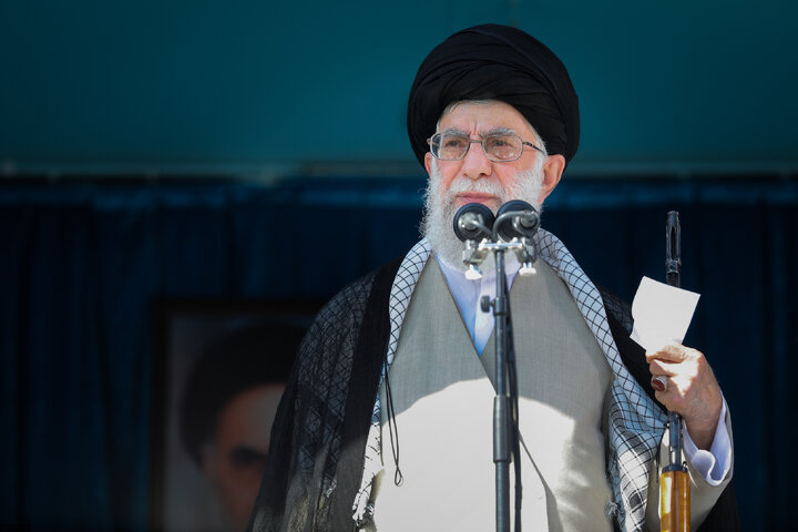 اقامه نماز عید فطر توسط رهبر شهید انقلاب - 1398
