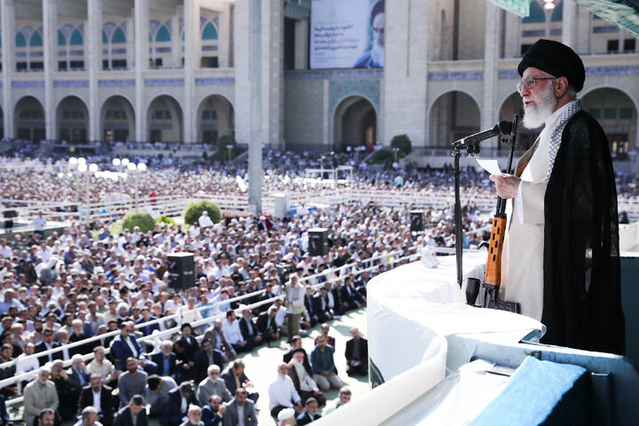 اقامه نماز عید فطر توسط رهبر شهید انقلاب - 1398