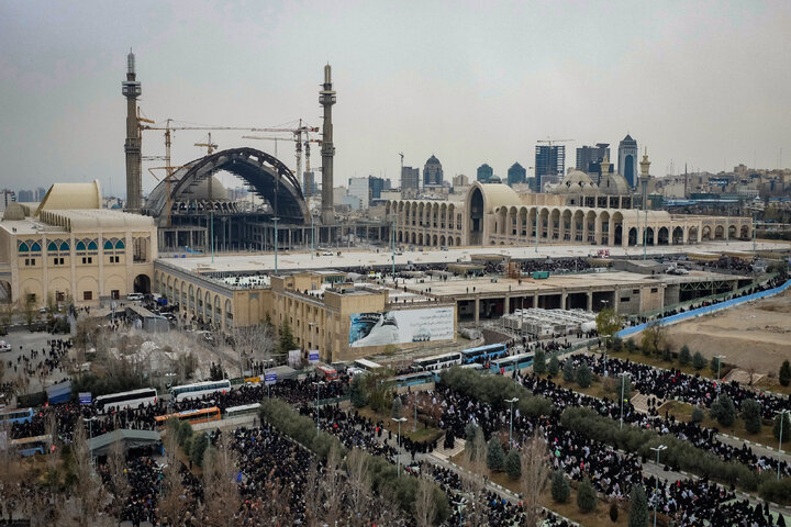 اقامه نماز عید فطر توسط رهبر شهید انقلاب - 1398