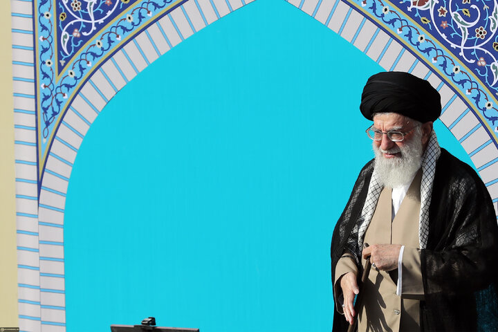 اقامه نماز عید فطر توسط رهبر شهید انقلاب - 1397