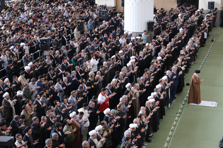 اقامه نماز عید فطر توسط رهبر شهید انقلاب - 1404