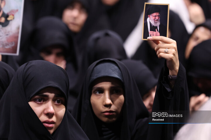 مراسم وداع با پیکر قائد شهید انقلاب اسلامی در جوار حسینیه امام خمینی(ره)