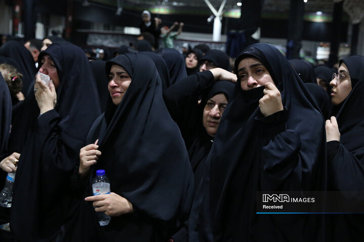مراسم وداع با پیکر قائد شهید انقلاب اسلامی در جوار حسینیه امام خمینی(ره)