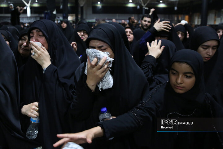 مراسم وداع با پیکر قائد شهید انقلاب اسلامی در جوار حسینیه امام خمینی(ره)