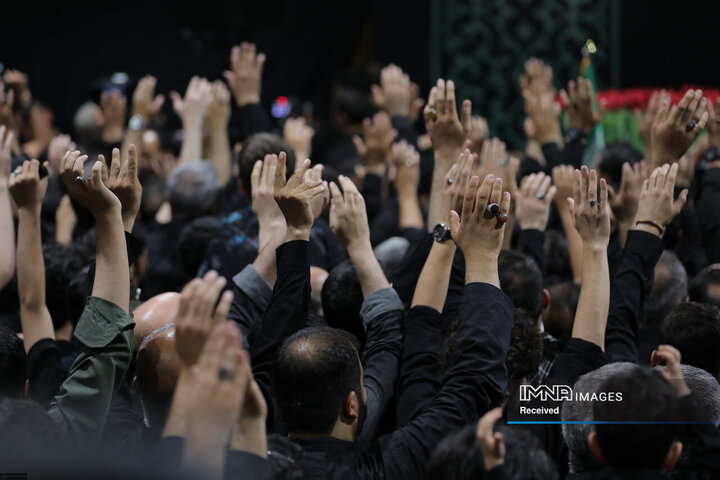 مراسم وداع با پیکر قائد شهید انقلاب اسلامی در جوار حسینیه امام خمینی(ره)