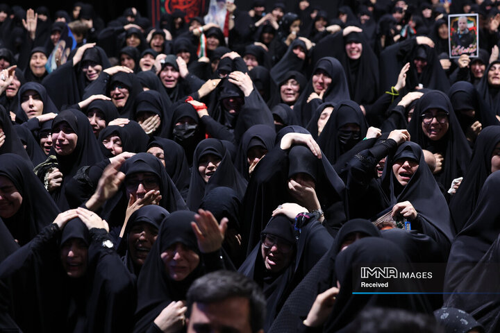 مراسم وداع با پیکر قائد شهید انقلاب اسلامی در جوار حسینیه امام خمینی(ره)