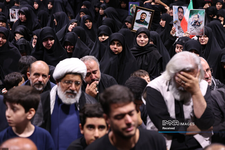 مراسم وداع با پیکر قائد شهید انقلاب اسلامی در جوار حسینیه امام خمینی(ره)