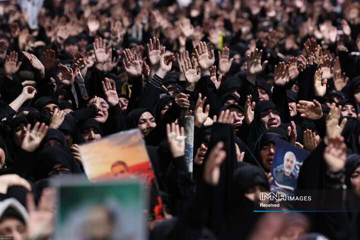 مراسم وداع با پیکر قائد شهید انقلاب اسلامی در جوار حسینیه امام خمینی(ره)
