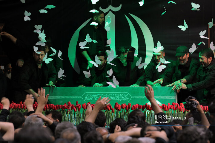 مراسم وداع با پیکر قائد شهید انقلاب اسلامی در جوار حسینیه امام خمینی(ره)