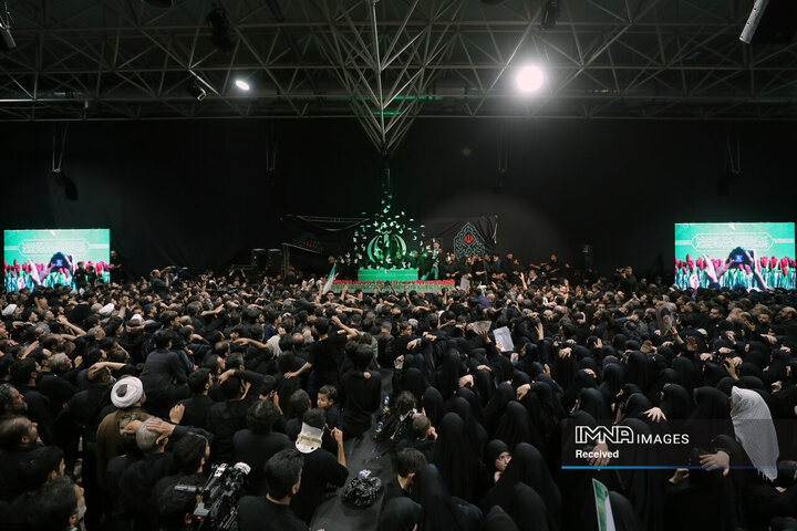 مراسم وداع با پیکر قائد شهید انقلاب اسلامی در جوار حسینیه امام خمینی(ره)