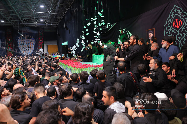مراسم وداع با پیکر قائد شهید انقلاب اسلامی در جوار حسینیه امام خمینی(ره)