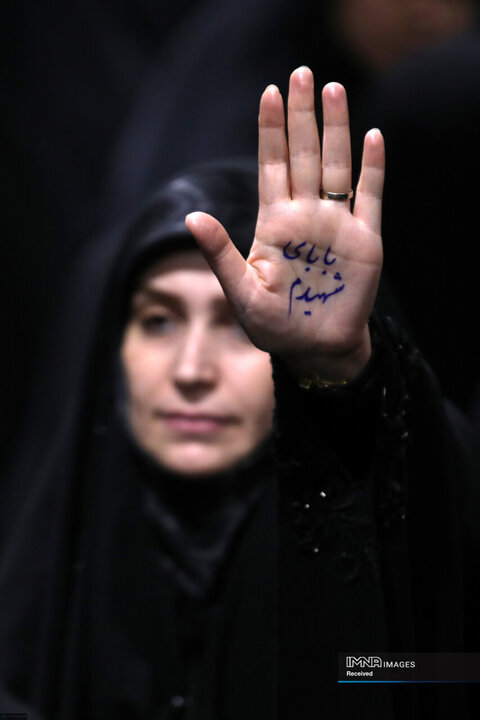 مراسم وداع با پیکر قائد شهید انقلاب اسلامی در جوار حسینیه امام خمینی(ره)
