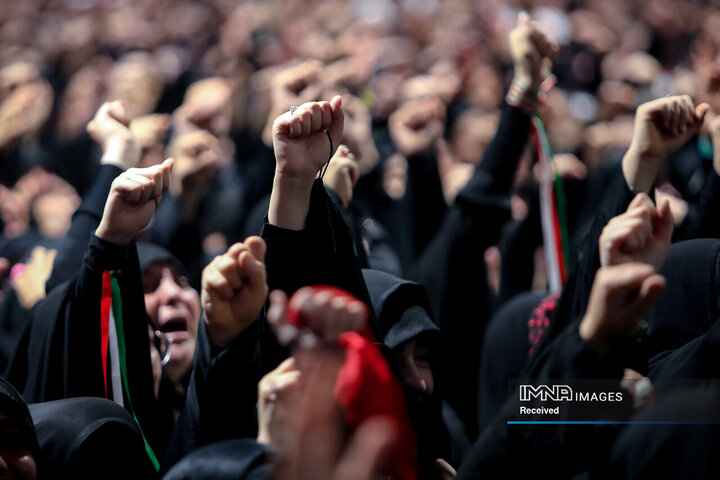 مراسم وداع با پیکر قائد شهید انقلاب اسلامی در جوار حسینیه امام خمینی(ره)