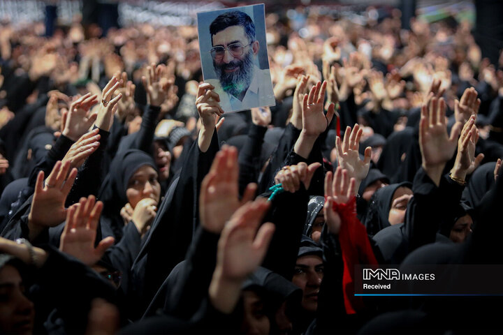مراسم وداع با پیکر قائد شهید انقلاب اسلامی در جوار حسینیه امام خمینی(ره)