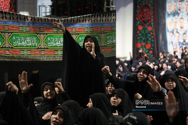 مراسم وداع با پیکر قائد شهید انقلاب اسلامی در جوار حسینیه امام خمینی(ره)