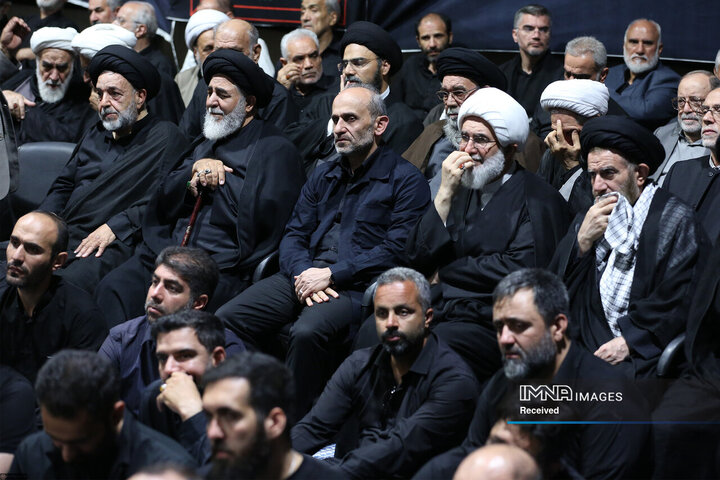 مراسم وداع با پیکر قائد شهید انقلاب اسلامی در جوار حسینیه امام خمینی(ره)