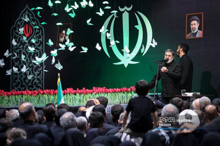 مراسم وداع با پیکر قائد شهید انقلاب اسلامی در جوار حسینیه امام خمینی(ره)