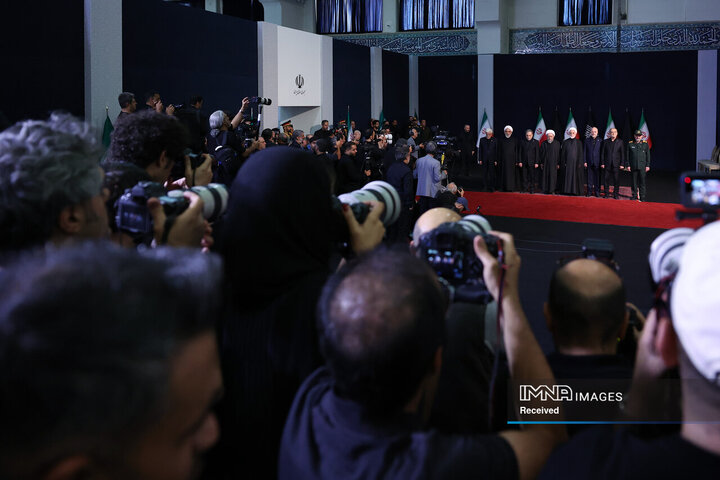 ادای احترام سران قوا و جمعی از مسئولان نظام بر پیکر مطهر رهبر شهید انقلاب