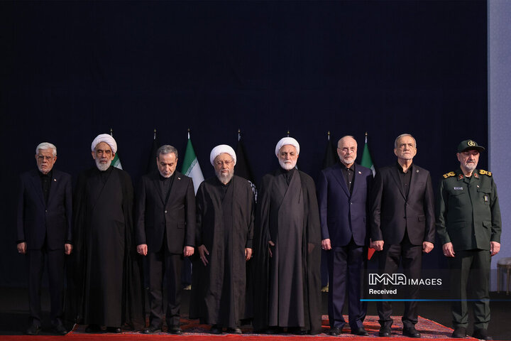 ادای احترام سران قوا و جمعی از مسئولان نظام بر پیکر مطهر رهبر شهید انقلاب