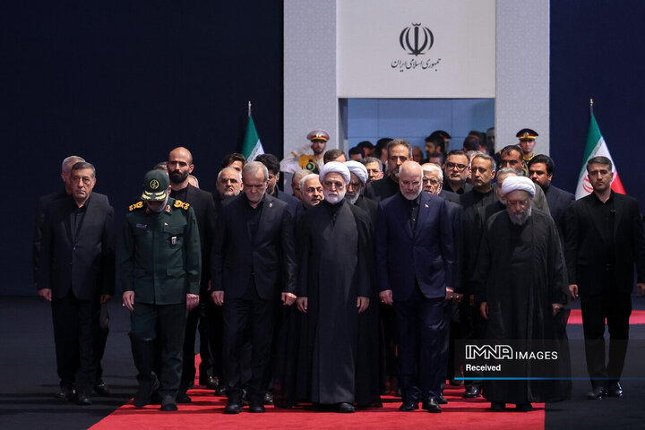 ادای احترام سران قوا و رئیس مجمع تشخیص مصلحت نظام به رهبر شهید انقلاب