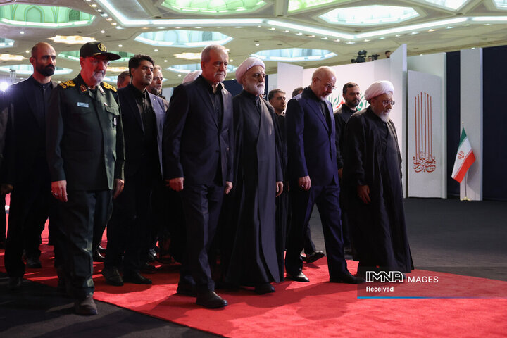 ادای احترام سران قوا و جمعی از مسئولان نظام بر پیکر مطهر رهبر شهید انقلاب