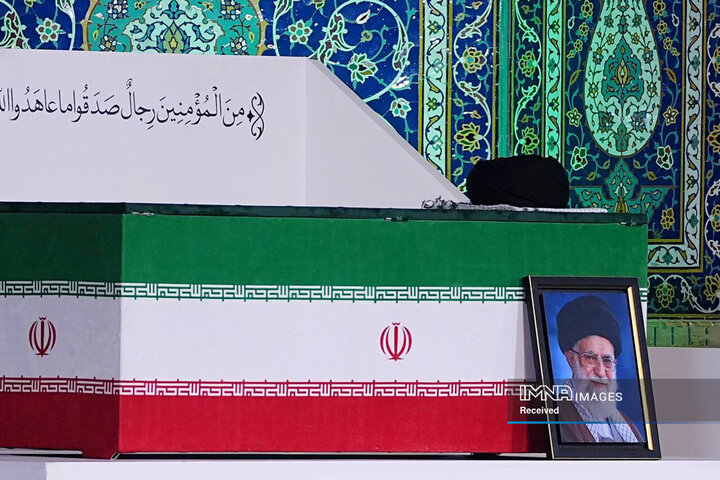 ادای احترام سران قوا و جمعی از مسئولان نظام بر پیکر مطهر رهبر شهید انقلاب