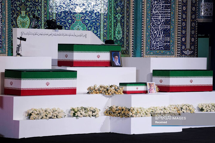 ادای احترام سران قوا و جمعی از مسئولان نظام بر پیکر مطهر رهبر شهید انقلاب