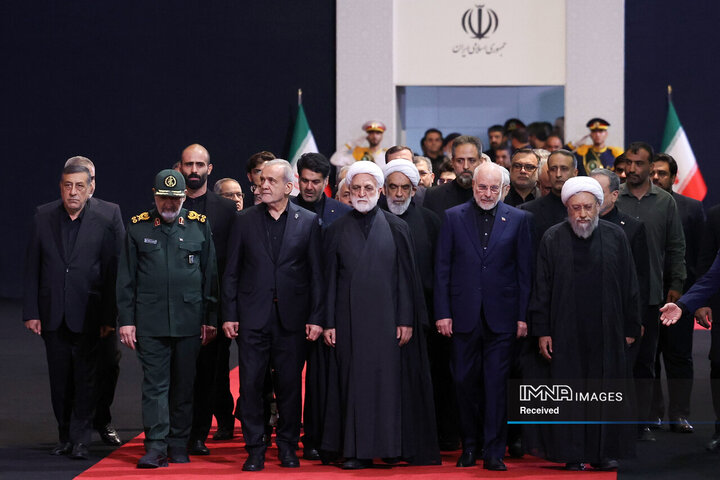 ادای احترام سران قوا و جمعی از مسئولان نظام بر پیکر مطهر رهبر شهید انقلاب