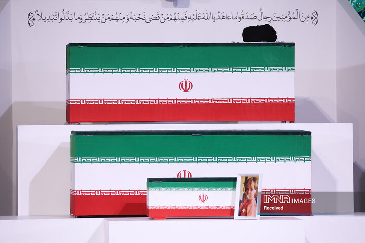 ادای احترام سران قوا و جمعی از مسئولان نظام بر پیکر مطهر رهبر شهید انقلاب