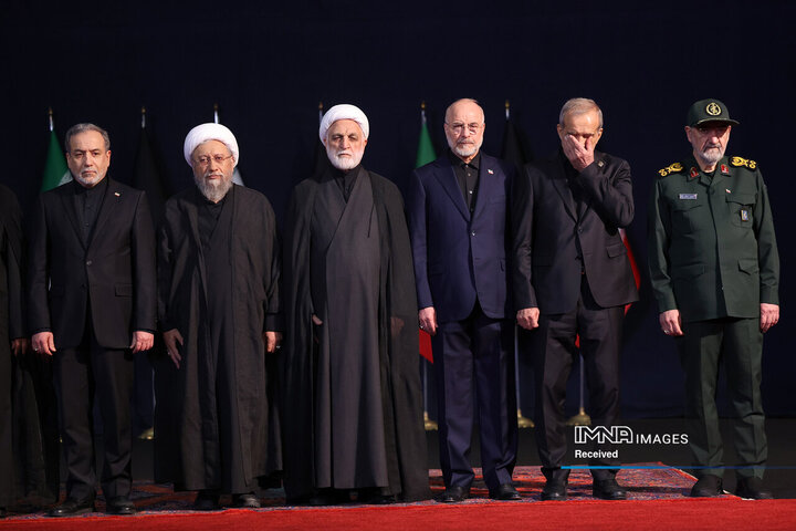 ادای احترام سران قوا و جمعی از مسئولان نظام بر پیکر مطهر رهبر شهید انقلاب
