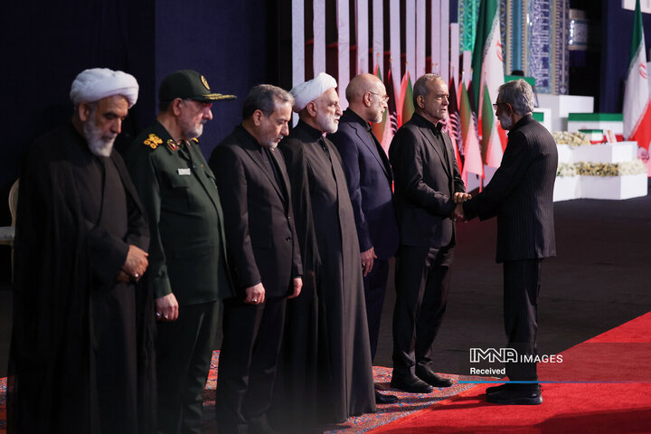 ادای احترام سران قوا و جمعی از مسئولان نظام بر پیکر مطهر رهبر شهید انقلاب