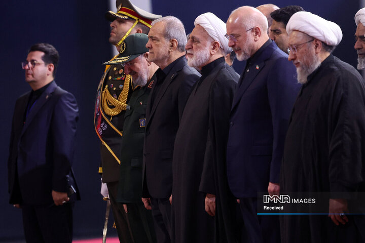 ادای احترام سران قوا و جمعی از مسئولان نظام بر پیکر مطهر رهبر شهید انقلاب