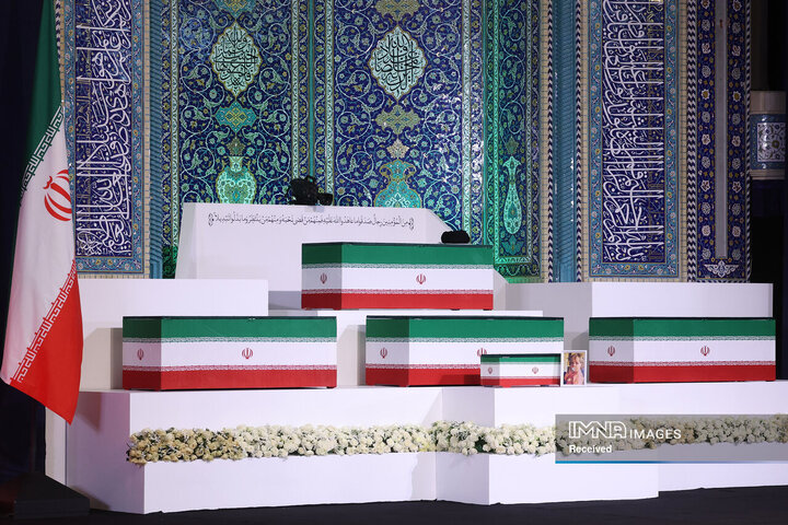 ادای احترام سران قوا و جمعی از مسئولان نظام بر پیکر مطهر رهبر شهید انقلاب