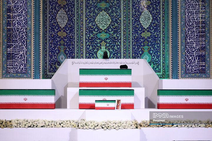 ادای احترام سران قوا و جمعی از مسئولان نظام بر پیکر مطهر رهبر شهید انقلاب