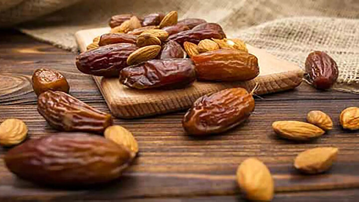خرما و بادام به تقویت سیستم ایمنی بدن کمک می‌کند