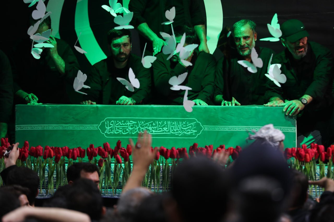 حضور احمد وحیدی در مراسم وداع خانواده شهدا با پیکر مطهر رهبر شهید انقلاب