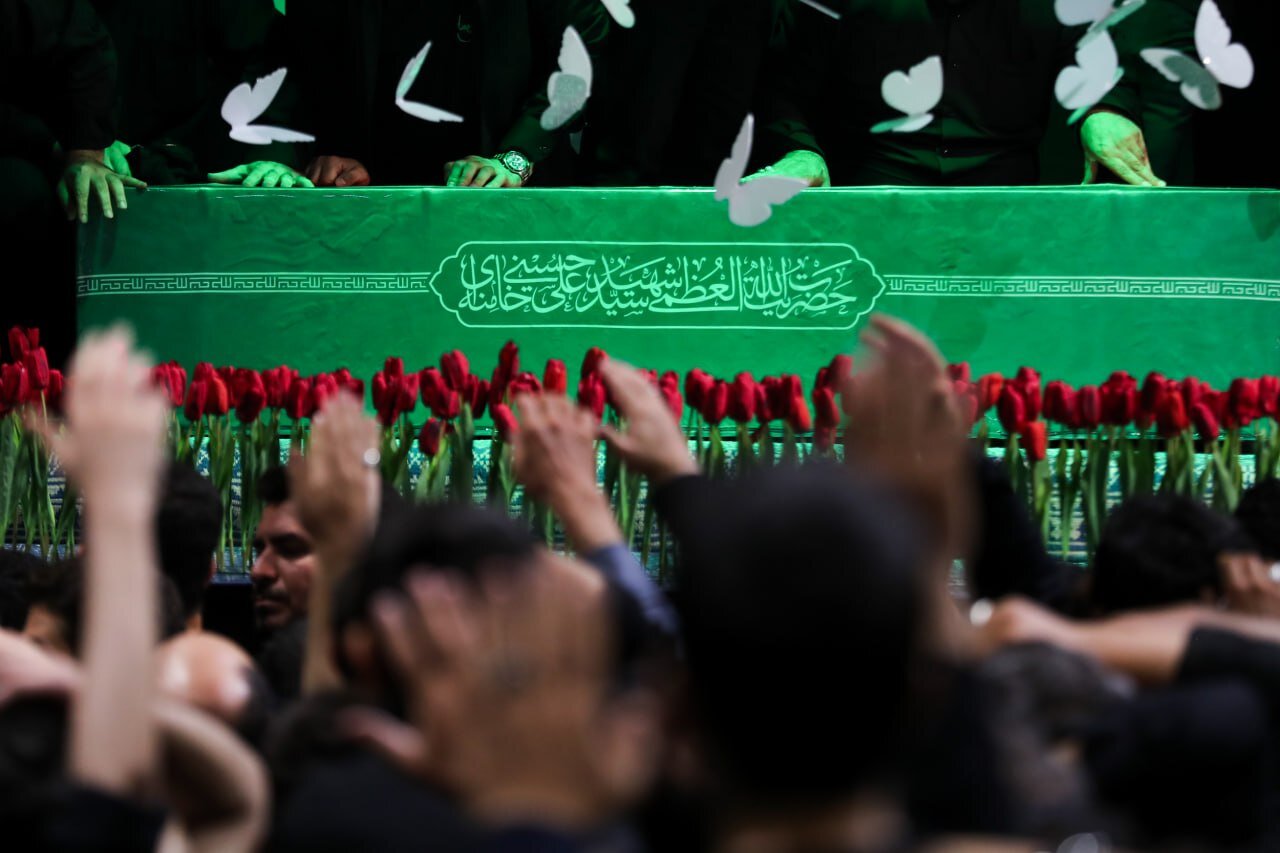 حضور احمد وحیدی در مراسم وداع خانواده شهدا با پیکر مطهر رهبر شهید انقلاب