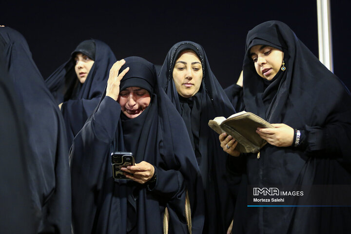 حال و هوای مصلای تهران ساعاتی قبل از آغاز وداع با رهبر شهید انقلاب
