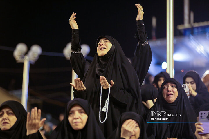 حال و هوای مصلای تهران ساعاتی قبل از آغاز وداع با رهبر شهید انقلاب
