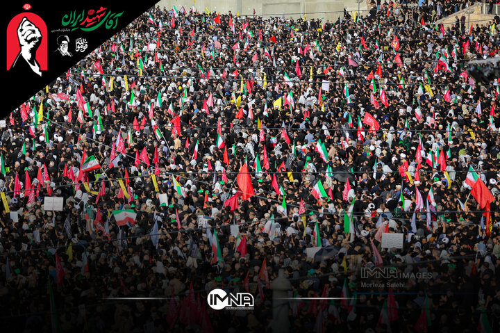 جمعیت بی‌پایان زائران رهبر شهید در مصلای تهران