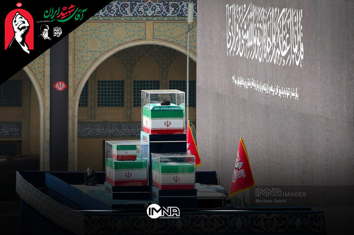 لحظاتی از ورود پیکر مطهر امام شهید به مراسم وداع