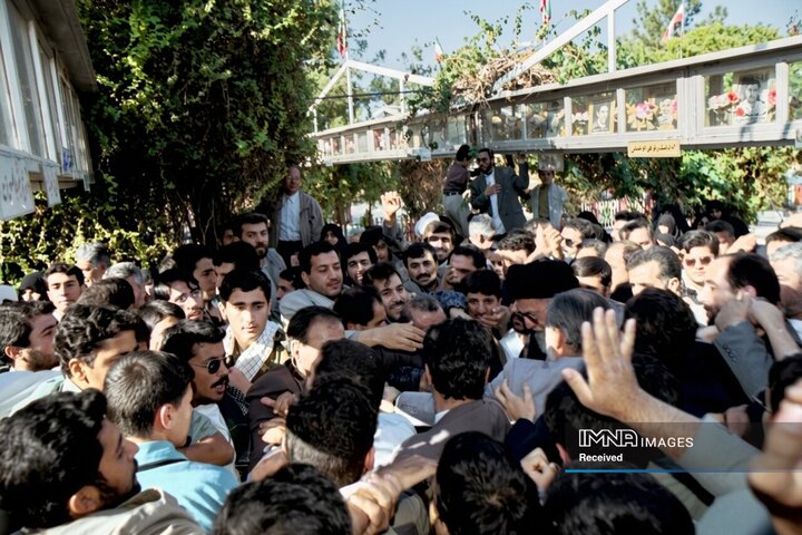 حضور رهبر شهید انقلاب در گلزار شهدای‌ قم‌