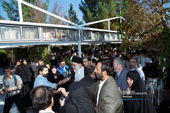 حضور رهبر شهید انقلاب در گلزار شهدای‌ قم‌