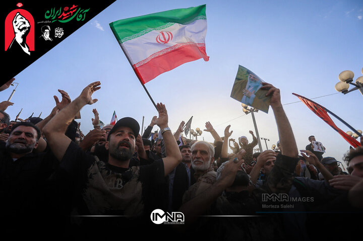 قاب‌هایی از سینه‌زنی عزاداران در سوگ قائد شهید