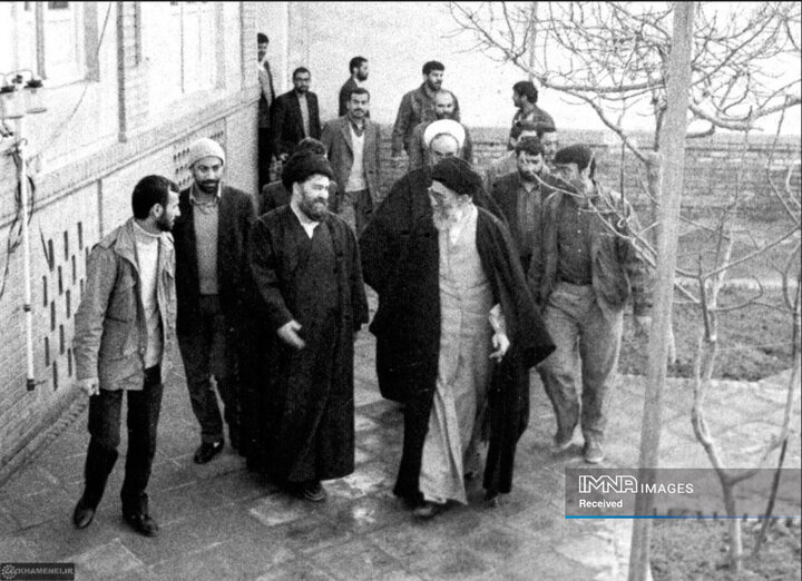 حضور رهبر شهید انقلاب در خانه امام خمینی(ره) در قم