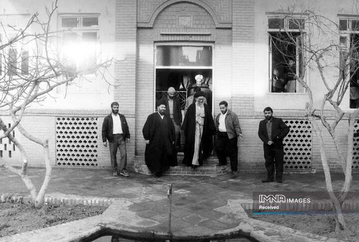 حضور رهبر شهید انقلاب در خانه امام خمینی(ره) در قم