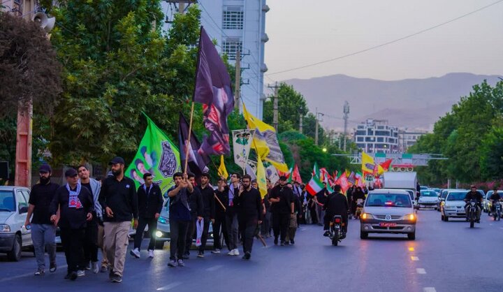 پیاده‌روی حماسی دانشجویان البرز از کرج تا تهران برای وداع با «قائد امت»