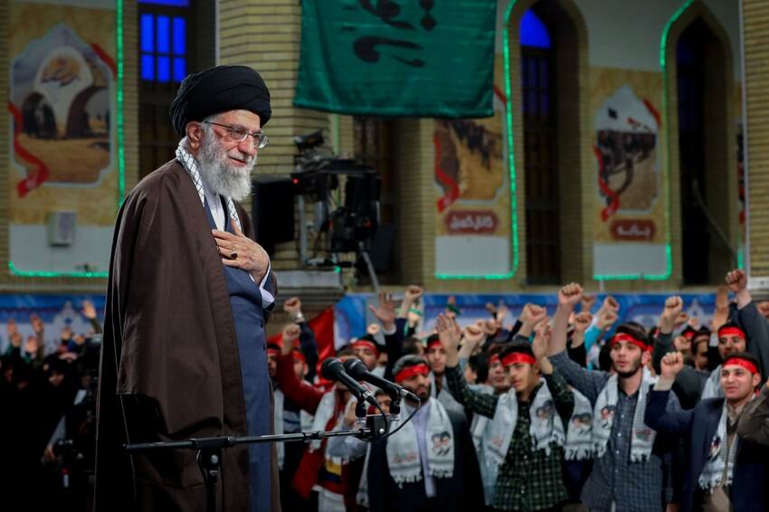 کتاب «توقف ممنوع»؛ تبلور نگاه راهبردی رهبر معظم انقلاب به نسل جوان ////
