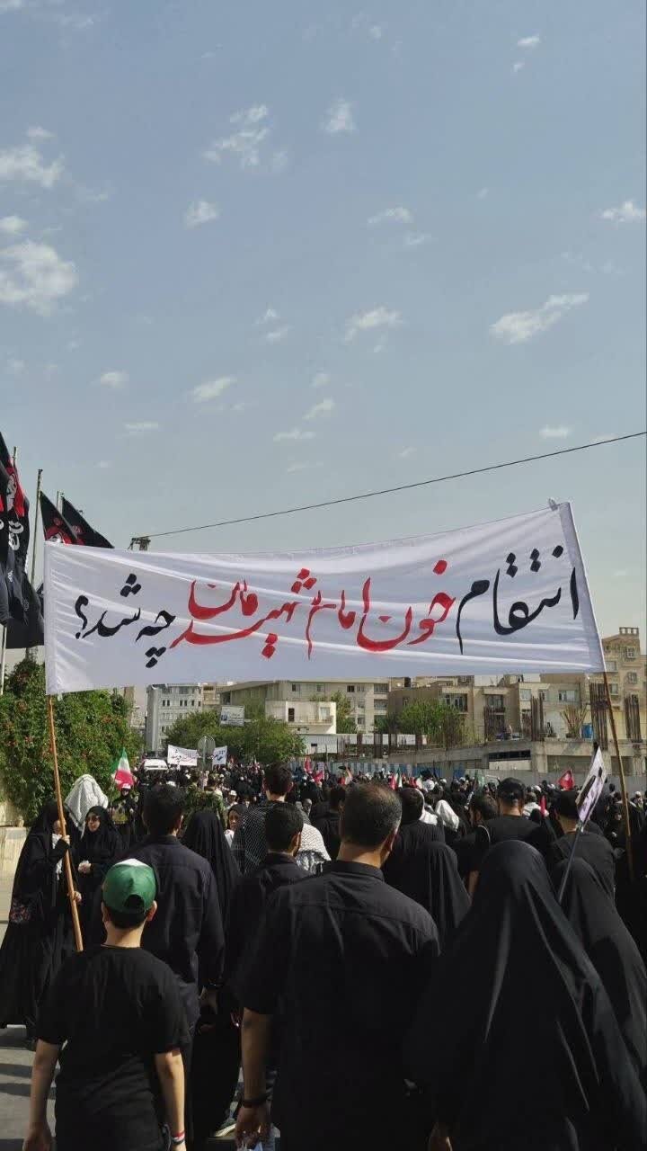 شعارهای انتقامی برای خون رهبر در مراسم تشییع توجه رسانه‌ها را جلب کرد